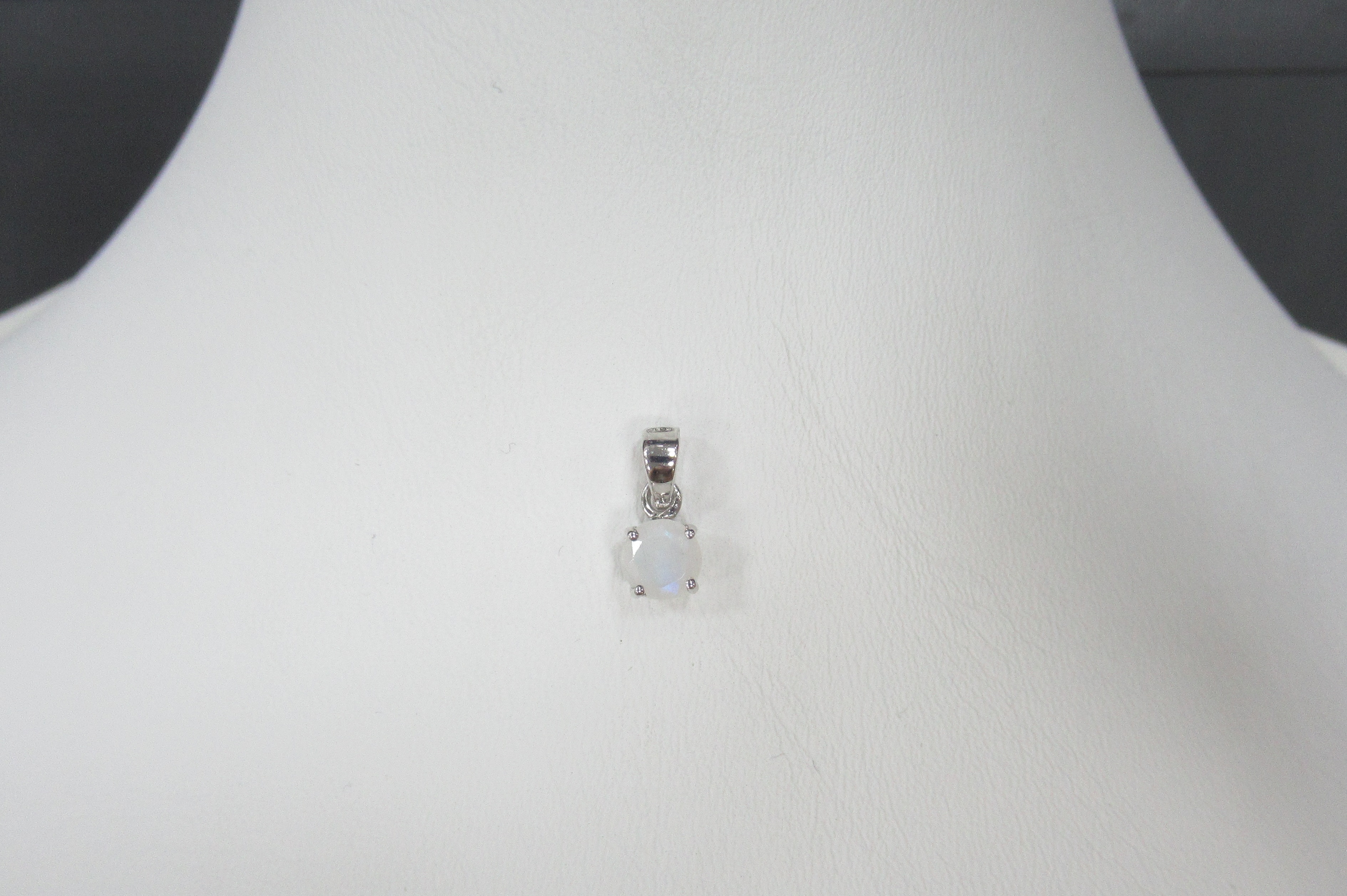 Серебряная подвеска с лунным камнем